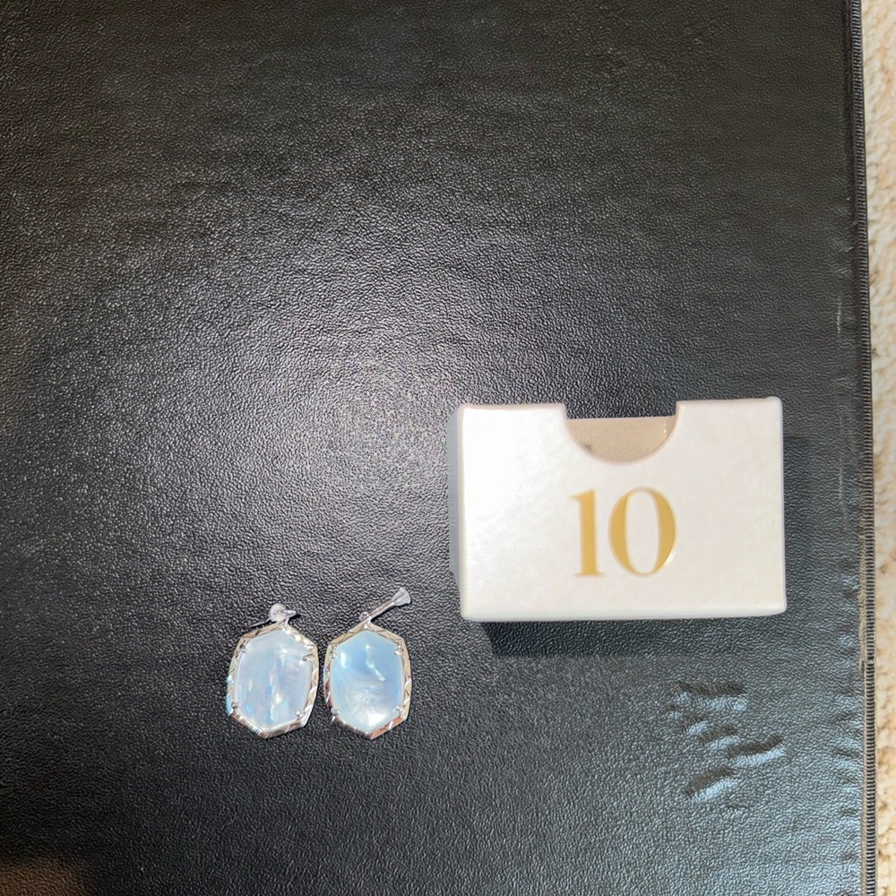 Kendra Scott 2025 12 Days of Joy Silver Box - Picture 12 of 16